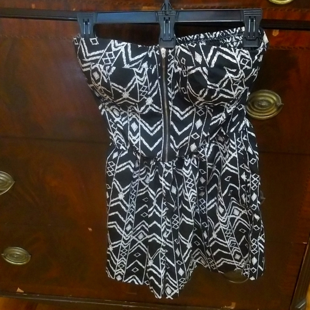 This is a romper  in size Juniors large bu Toxik in black and white